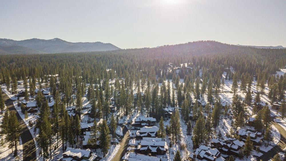 Modern Mountain Home w Cozy Fire Pit 15 Mins frm Northstar Maple by AvantStay